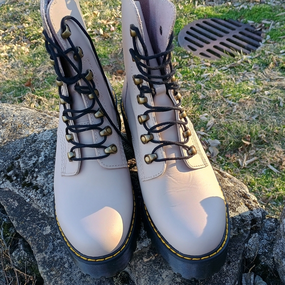 💣 Ah-MaZiNG 💣 Dr. Martens, NWOT, Sz. 9, "Leona" lace-up leather boots, Docs - Picture 6 of 16
